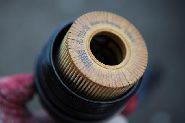 When to Consult a Professional Mechanic for Engine Oil Issues
